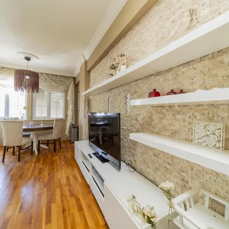 Stone Flat W Balcony 3 Min To Hadrian Gates * Antalya